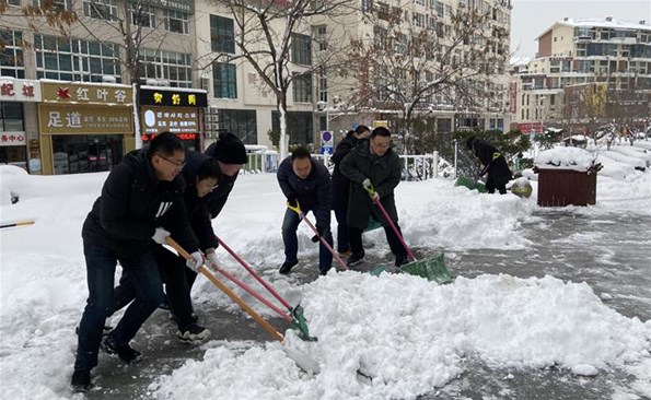 以動制“凍”，溫暖護行——威海產投集團開展清雪行動